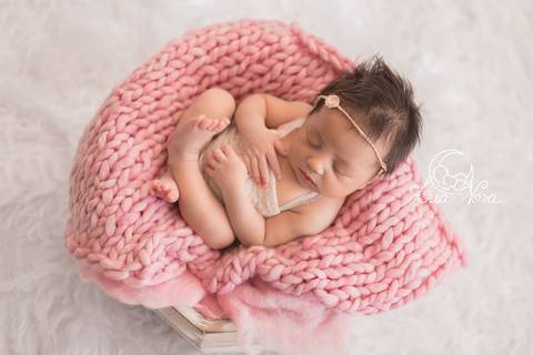 newborn baby recem nascido na tina cesto'