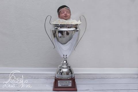 ensaio newborn troféu de futebol do papai campeão'