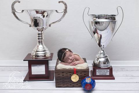 ensaio newborn com troféu'