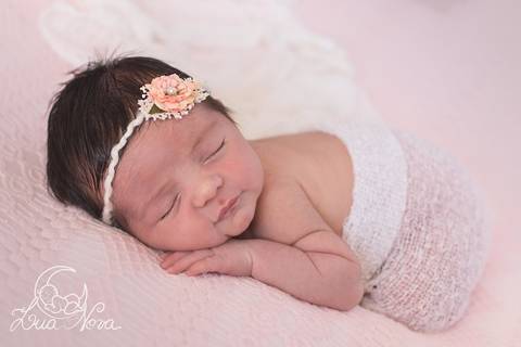 mãozinha na bochecha ensaio newborn com rosa e branco'