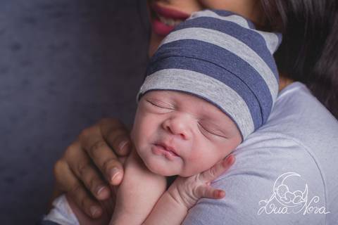 recém nascido newborn no colo da mamãe'
