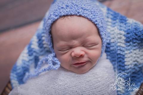 newborn recem nascido fazendo careta'