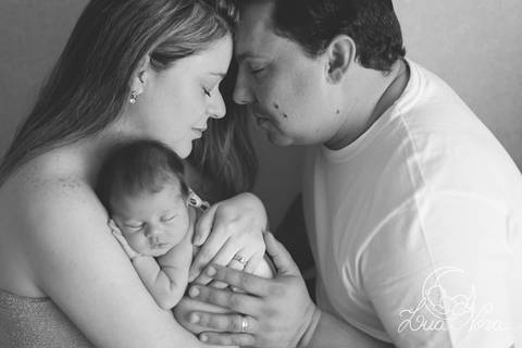 pose newborn com mamãe e papai'