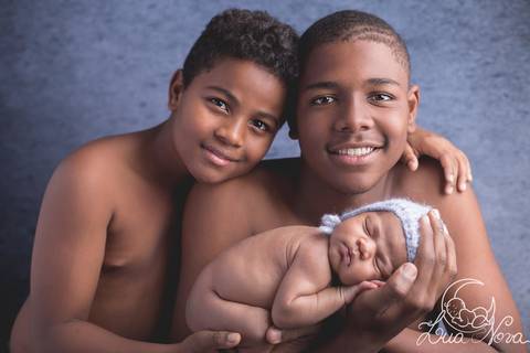 irmãos com recem nascido newborn'