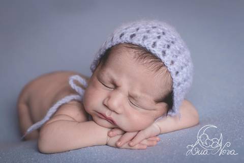 ensaio recem nascido newborn pose mão no queixo'