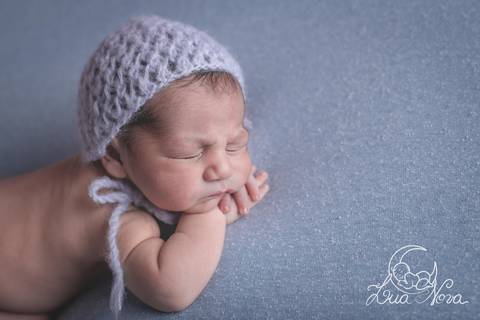 mão no queixo angulo de cima ensaio newborn'