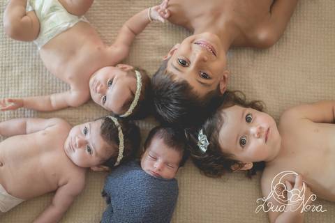 ensaio newborn com primos'
