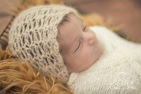 ensaio newborn de menino com touca'