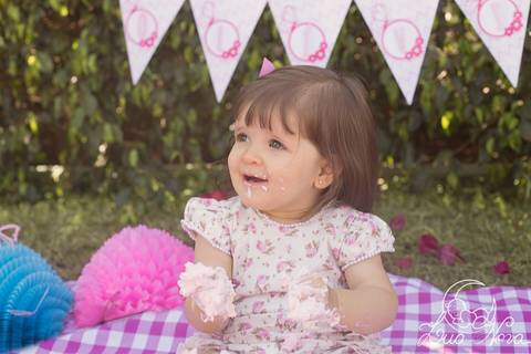 criança brincando com bolo smash the cake brasilia'