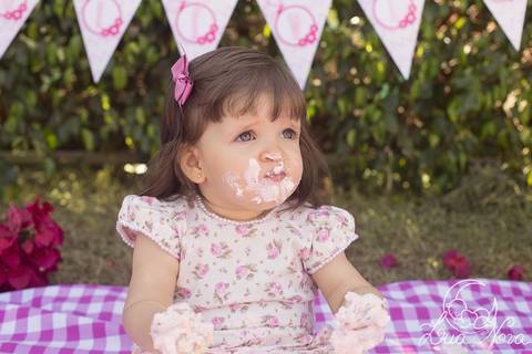 criança comendo bolo smash the cake 1 ano brasilia df'
