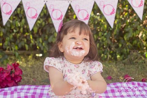 criança se divertindo com bolo smash the cake'