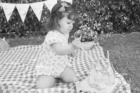 bebe ajudando a montar o cenário smash the cake baby'