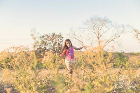 criança brincando na fazenda'