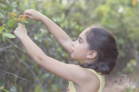 criança se divertindo na fazenda'
