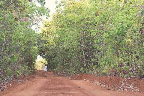 criança correndo na estrada da fazenda'