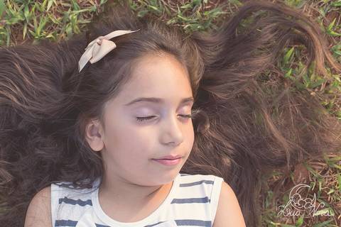 criança de olhos fechados ensaio infantil'