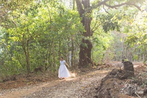 criança correndo na fazenda ensaio infantil fotografia'