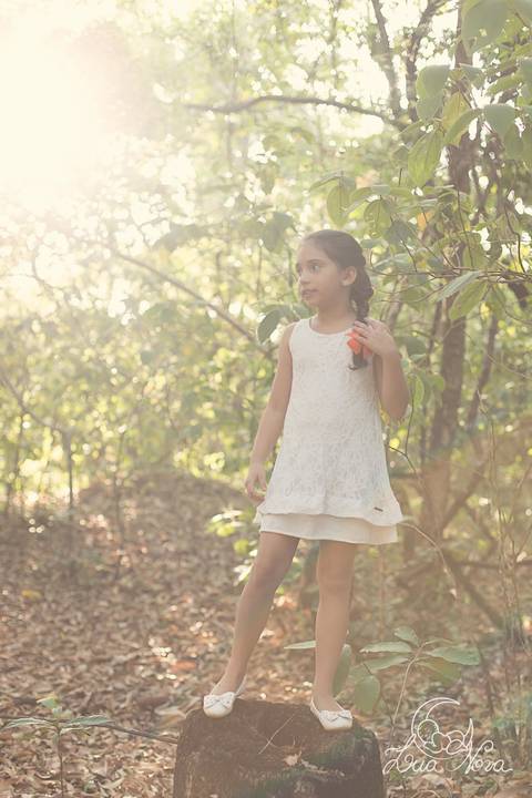 criança com vestido ensaio infantil na fazenda'