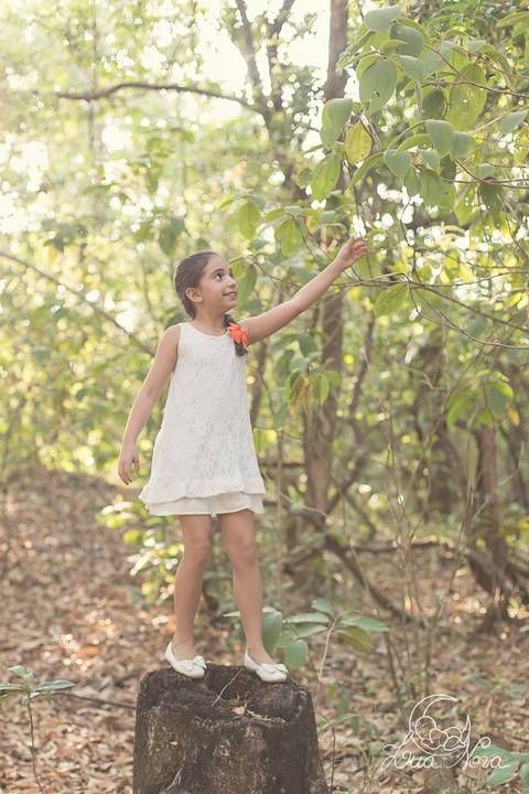 criança pegando folhas na árvore na fazenda'