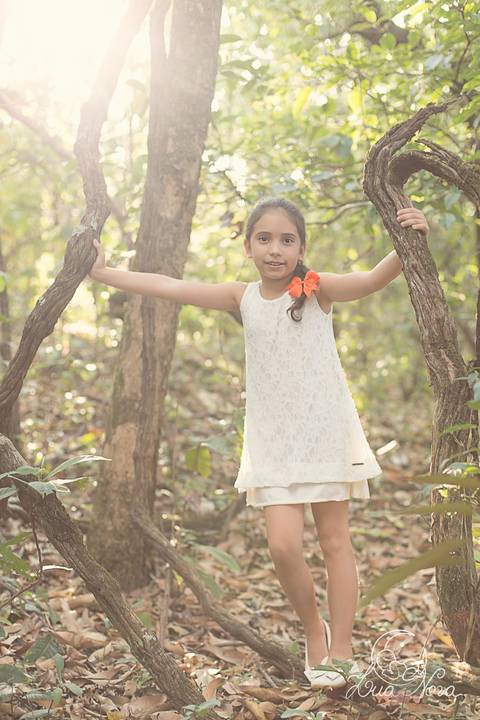 criança fazendo pose na fazenda'