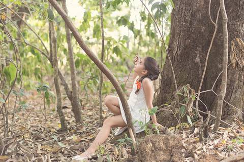 criança olhando pra cima ensaio infantil'