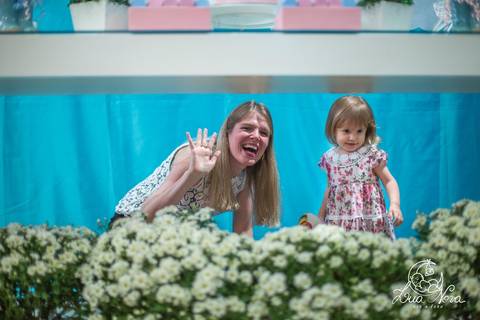 mamãe e aniversariante brincando 2 anos'