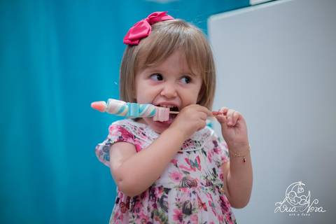 criança 2 anos comendo doce marshmallow brasilia'