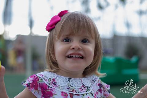 criança feliz retrato aniversário 2 anos'