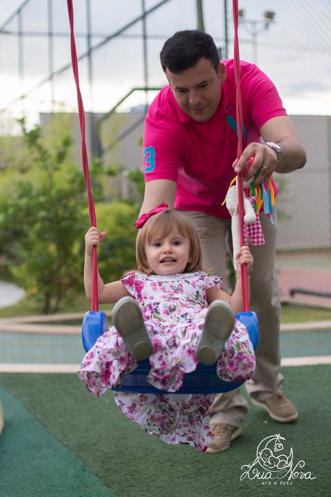 papai balançando 2 anos'