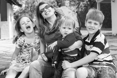 mamae e seus 3 filhos ensaio familia'