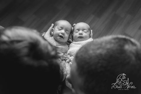 mamae e papai ensaio newborn twins gemeos gemeas'