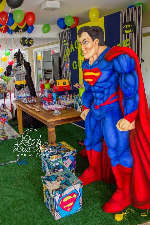 super herois na mesa do bolo festa infantil brasilia'