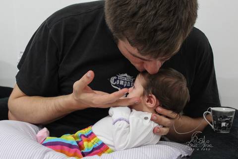 papai amamentando newborn recem nascido lifestyle beijo brasilia'