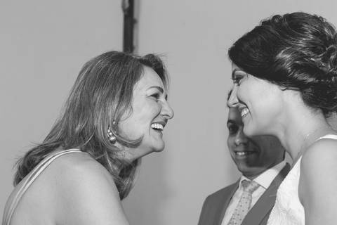 noiva sorrindo rindo com a mãe brasilia'