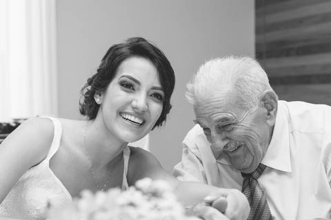 noivo sorrindo com o vô brasilia'