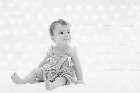 bebe sentado com 8 meses acompanhamento ensaio do bebe em brasilia preto e branco'