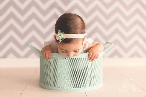 bebe dentro do cesto bebê mordendo com 6 meses verde água acompanhamento brasília brasilia'