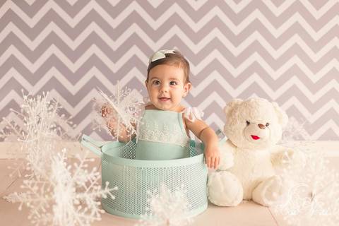 bebe com flocos de neve no ensaio de 6 meses sorrindo com ursinho acompanhamento brasília brasilia'