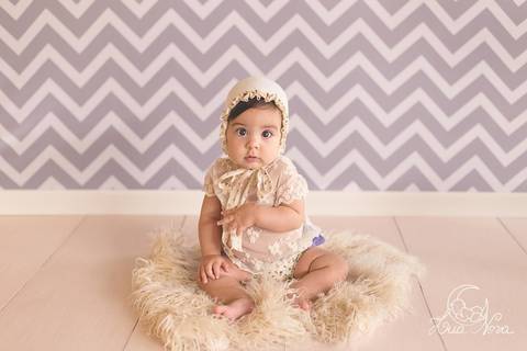 bebê com touca camponesa com detalhes em lilás ensaio de 6 meses acompanhamento brasília brasilia'