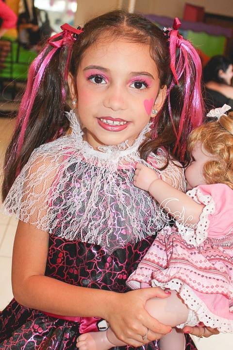 aniversário monster high aniversariante vestida de Draculaura festa infantil brasilia trakinagem'