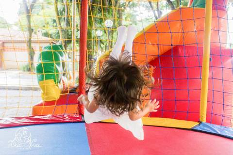 criança na cama elástica festa infantil brasilia'