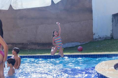criança pulando na piscina festa infantil brasilia'