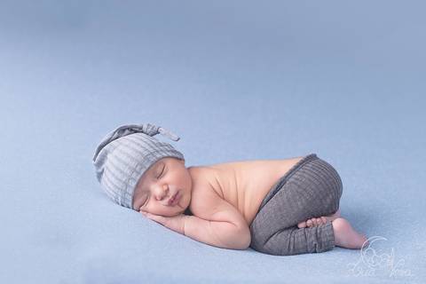 bebê newborn pose do bumbum toquinha cinza calça cinza e fundo azul recem nascido brasilia'