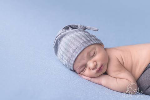 fundo azul ensaio newborn recem nascido brasilia bebe com touca'