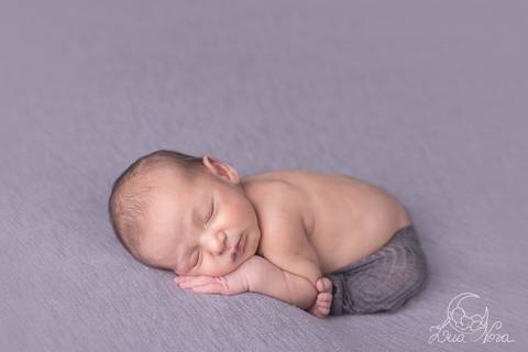 pose taco womb recem nascido newborn bebe com fundo cinza e calça cinza brasilia'