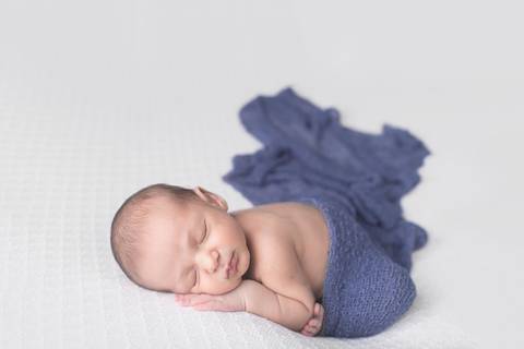 taco womb ensaio newborn book recem nascido bebe paninho azul wrap e fundo branco brasilia recem nascido preço'