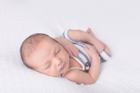 barriguinha pra cima ninho pose recem nascido newborn fundo branco manta branca e macacão cinza listrado com branco brasilia preço'