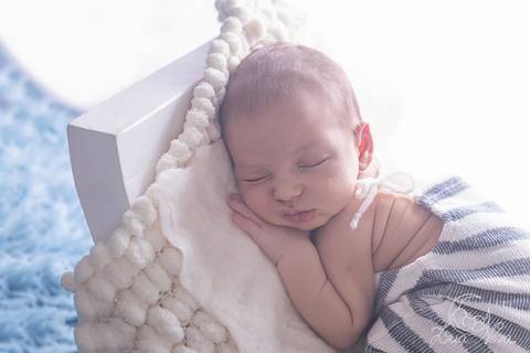 prop ensaio recem nascido no banco curvado com macacao cinza listrado menino brasilia preço valor'