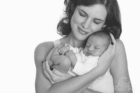 menino preto e branco newborn pose com a mamae brasilia'