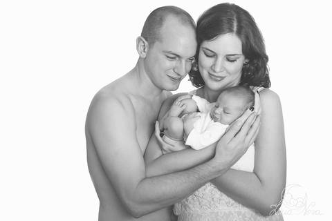 pose família newborn com papai e mamãe preto e branco brasilia'